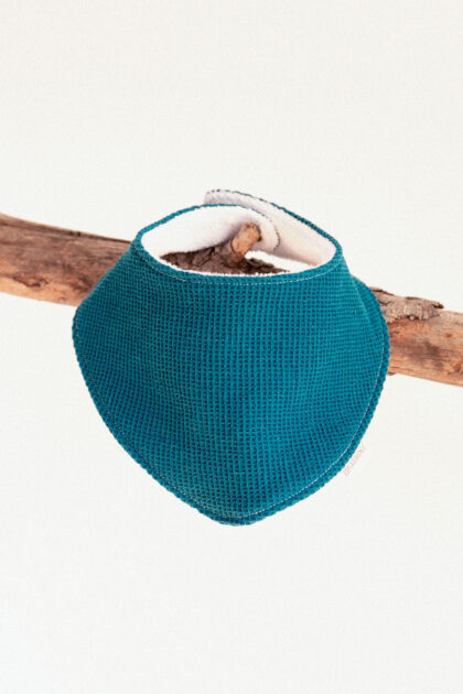 Bandana / Babero para bebés en color petróleo. Absorbe las babas, cuida las pieles delicadas y aporta estilo.