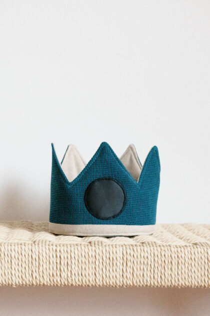 Corona reversible de algodón, blandita, adaptable y con círculo de pizarra. Reutilizable para toda la familia, confección artesanal.