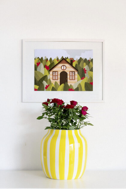Ilustración horizontal de una cabaña de troncos rodeada de hojas verdes y marrones, con pequeños toques de rojo en forma de flores, evocando un entorno acogedor y natural, como si estuviera inmersa en una ensalada. Arte impreso en papel de alta calidad.